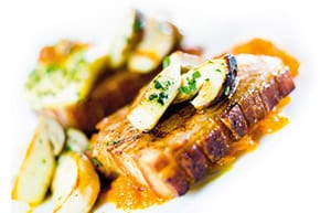 Knuspriges Brüstl vom Freilandschwein mit Kürbiskraut und Kartoffel-Topfen-Taschen 