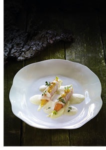 Bachforelle mit jungen Karotten, Blumenkohlcreme und Zitronenthymiansauce