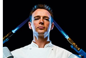 Holger Stromberg mit zwei Flambierbrennern