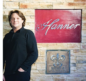 Heinz Hanner vor seinem Namenslogo