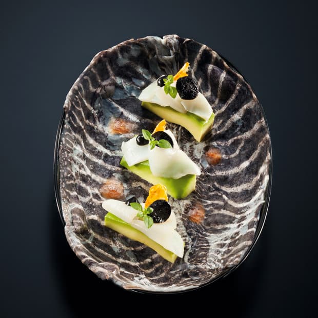 Sepiasashimi mit Avocado und schwarzem Knoblauch