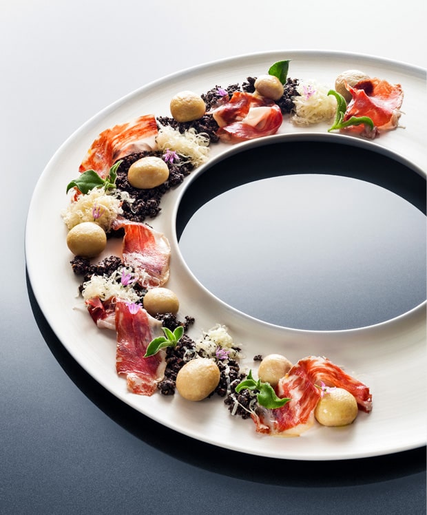 Champignons auf Haselnusserde mit Pata Negra und Comté