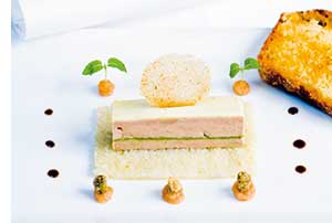 Gänsestopfleberschnitte mit grünem Pfeffer und Ingwerkrokant auf Topinamburcarpaccio