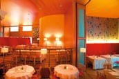 ein restaurant mit holzverkleideten waenden und runden tischen 