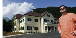 Didi Dorner vorm Landhaus Stainach 