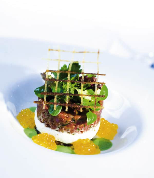 Tatartörtchen auf Kartoffelrösti mit Kerbelcoulis, kleinem Kräutersalat und Kärntner Saiblingskaviar
