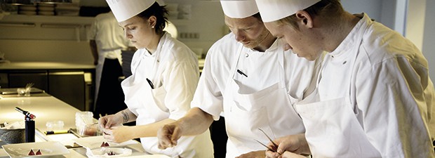 Rasmus Kofoed in der Küche