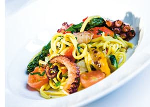 Safranbandnudeln Safranbandnudeln mit Pulpo, Paprika, Spargel und Koriander
