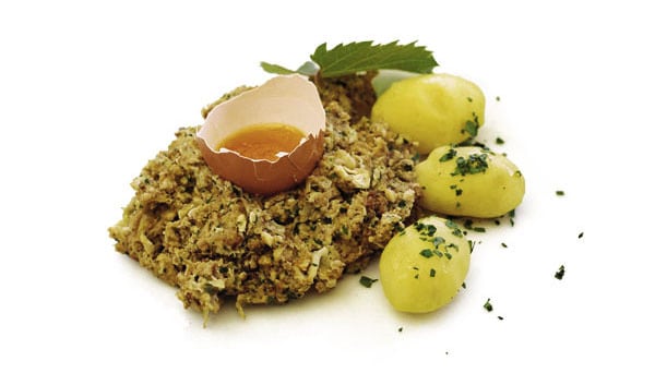 Hirn geröstet, mit Ei und Petersilienkartoffeln
