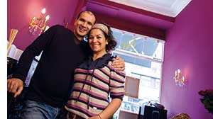 Wahabi Nouri mit einer Dame im Arm 