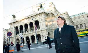 Reinhard Gerer vor der Wiener Staatsoper nach oben sehend 