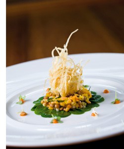 Gebackene Praline vom Salzkammergut-Kaninchen mit Linsen und Feldsalat Gebackene Praline vom Salzkammergut-Kaninchen mit Linsen und Feldsalat