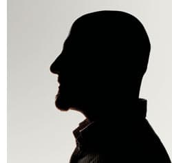 Anonymes Bild eines Mannes im Profil 