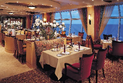 Leben an Board Der Restaurantbereich eines Passagierschiffes in der Dämmerung