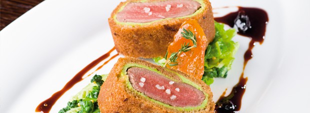 Maibock im Landbrotmantel mit Wirsing à la Crème und Berberitzensauce