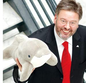 Vinzenz Baldus mit einem Stoff Delfin