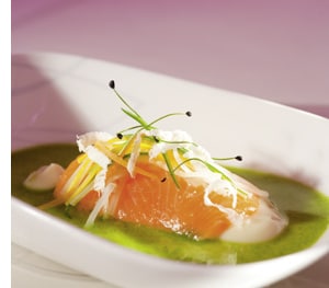Schottischer Lachs mit Apfel-Rosmarin-Püree, Wurzelgemüse & Schnittlauch-Meerrettich-Sauce