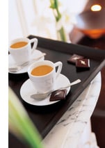 ein schwarzes Tablett, mit zwei Tassen Kaffee darauf 