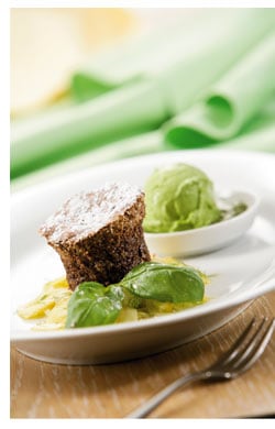 Rosinen-Schokoladenkuchen mit Ananas-Fenchelsalat, süßem Pesto und Sauerrahm-Basilikum Eis