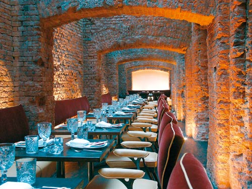 wild wild East Restaurant, Bar, Hotel Konzept