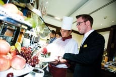 Andreas Wieckenberg mit dem Kuechenchef in der Kueche redend 