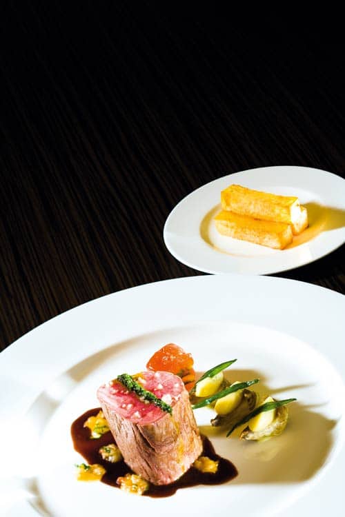Medaillon vom Biorinderfilet mit lauwarmer Kalbskopfvinaigrette, Gremolata,  Rosmarin-Knoblauch-Jus und Pommes Pont Neuf