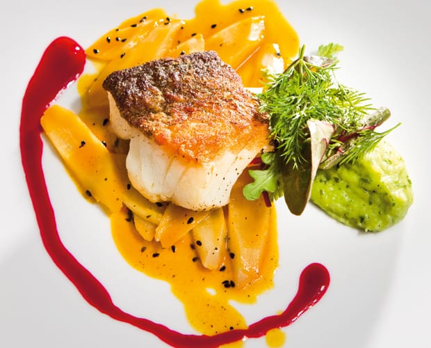 Gebratenes Dorschfilet auf Orangen-Nigella-Schwarzwurzeln mit Wildkräuter-Kartoffelpüree