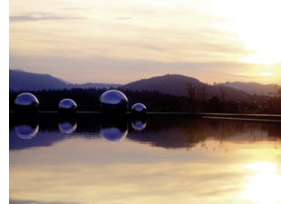 grosse zorbing baelle schwimmen auf einem see 