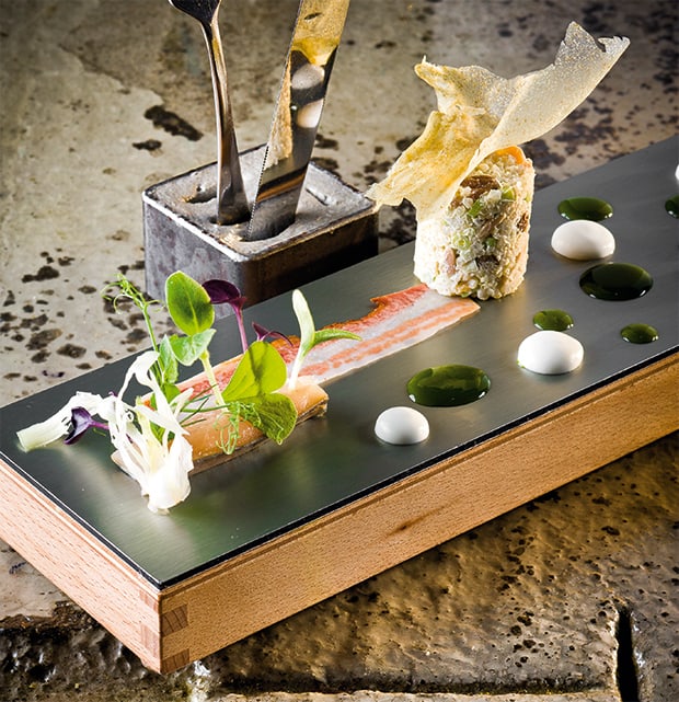Makrele mit Quinoasalat, Mandeln, Fenchelsaft und Wurzelspeck