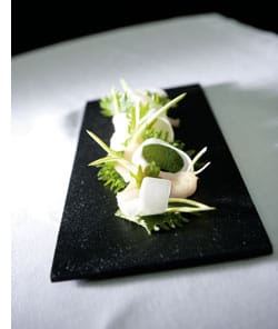 Sashimi von Hamachi mit Daikon und Shiso 