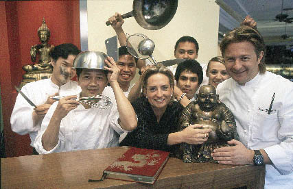 Wini Brugger Wini Brugger mit seinem Team und einem Glücksbuddha