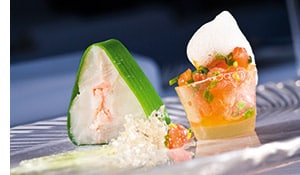 Kabeljauterrine mit Königskrabbe und Tomatensalat