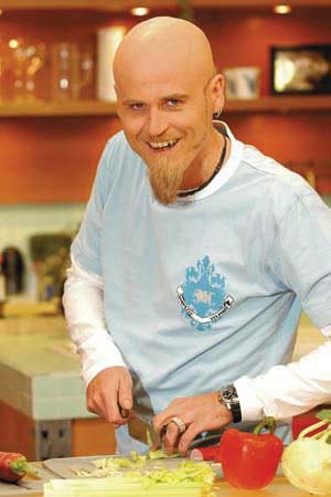 Ralf Zacherl schneidet gemüse 