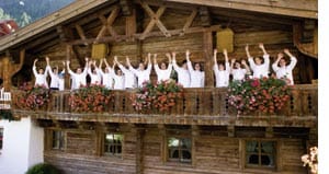 Die Mitarbeiter des Hotel Trofana Royal auf dem Balkon