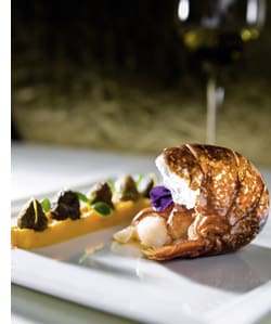 Bretonischer Hummer mit Steinmühlenpolenta, Spitzmorcheln und geschäumter Bisque