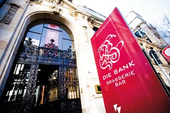 die Eingangstüren einer damaligen Bank die heute als Brasserie und Bar dient 