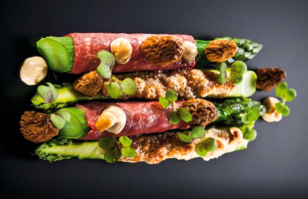 Rindercarpaccio, grüner Spargel, Morcheln und Haselnuss
