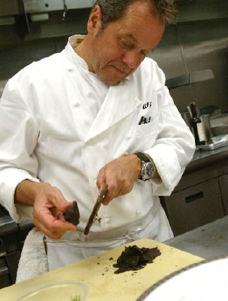 Wolfgang Puck beim reiben von Trüffeln 