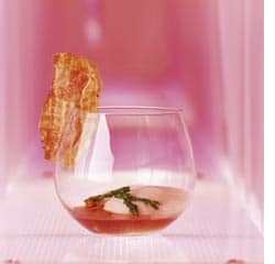 Ein-Stunden-Bioei Hühnerconsommé und Parmesanschaum
