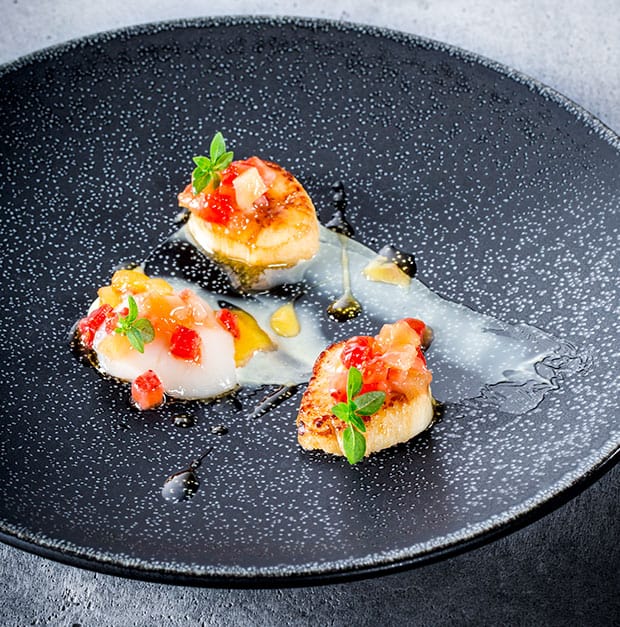 Jakobsmuschel mit Tomate, Erdbeere und Holunderblüte 