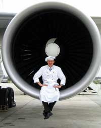 der Koch sitzt in Uniform in der Flugzeugturbine 