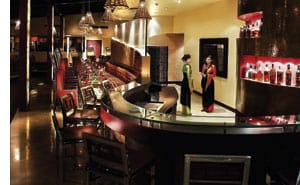eine Hotelbar in Vietnam, zwei Damen in Traditionsgewand gekleidet 