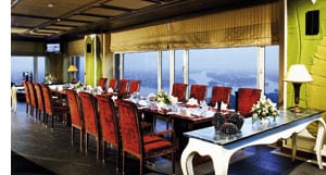Hotspot Vietnam lange Tafel im Konferenzsaal, bodentiefe Fenster, rote Stoffstühle