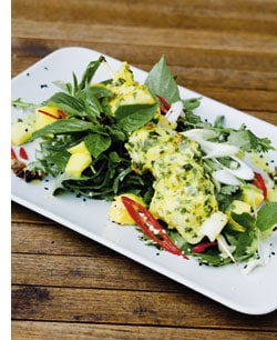 Rucola-Koriander-Salat mit Thaibasilikum, Chili, Mango & Curry-Calamaris