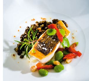 Geangelter Loup de Mer auf Pantellerialinsen mit Räucheraalsalsa