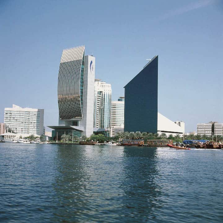 imposante Wolkenkratzer an der Küste Dubai