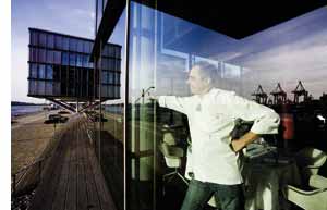 Gerhard Retter angelehnt an einer Glaswand 