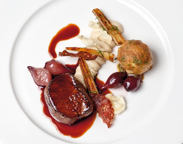 Hirschrücken mit Pfeffersauce, Petersilienpüree, Perlzwiebeln und Brezelknödel Hirschrücken mit Pfeffersauce, Petersilienpüree, Perlzwiebeln und Brezelknödel