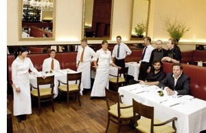 Konstantin Filippou Konstantin Filippou und ein Team im Restaurant