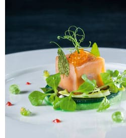 Lachs der Alpen Seesaibling gebeizt mit Aromaten, Kaviar, Erbse und ­Zitronenmelisse